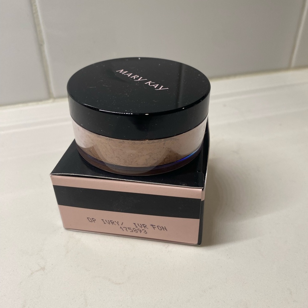 Mary Kay Silky Setting Powder- Deep Ivory